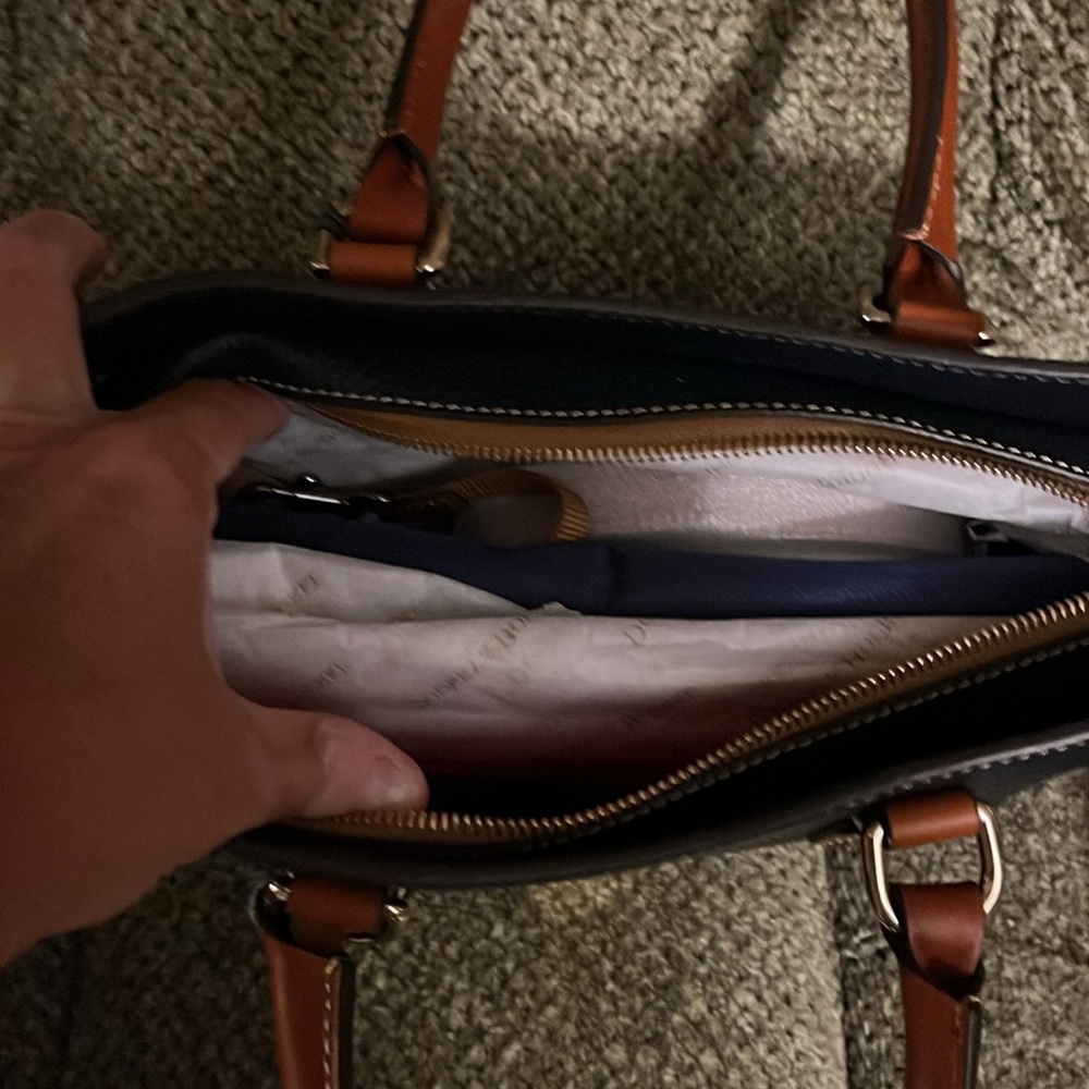 Dooney and Bourke purse.  New - Picture 2 of 2